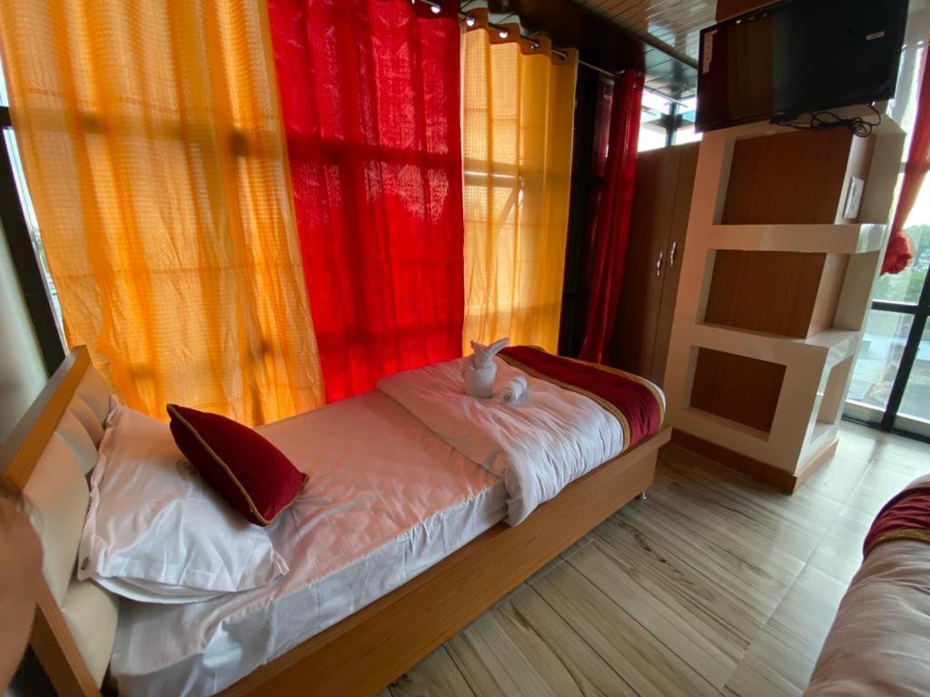 Hotel Kjs Inn Bahāsi Eksteriør billede