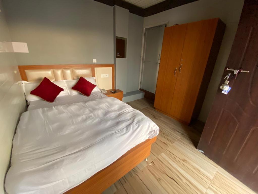 Hotel Kjs Inn Bahāsi Eksteriør billede